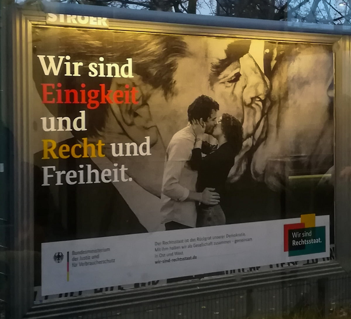 Un manifesto per i trent'anni della caduta del muro, a Berlino: Noi siamo unità e diritto e libertà. Noi siamo lo Stato di diritto
